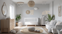 Une femme enceinte assise dans une chambre bébé prépare les achats indispensables avant l'arrivée de bébé.